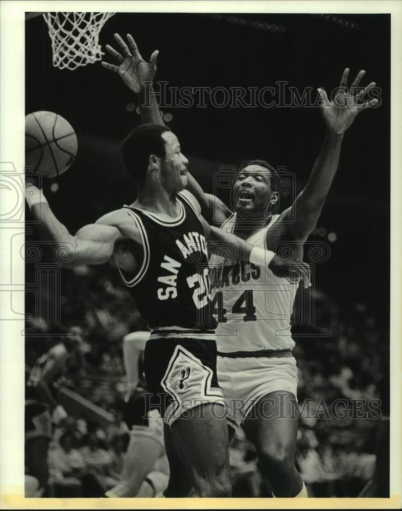 1983 Press Photo Spurs&#39; player looks to pass around Rockets Elvin Hayes.- Historic Images