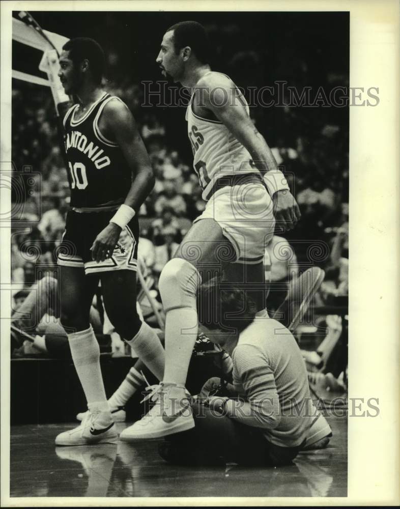 1982 Press Photo Rockets Allen Leavell steps over photographer sitting courtside- Historic Images