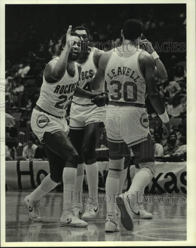 1982 Press Photo Rockets&#39; Joe Bryant congratulates Allen Leavell for making shot- Historic Images