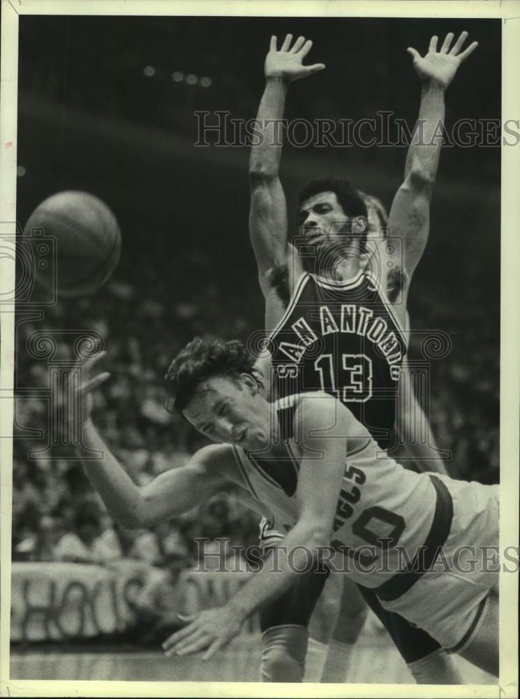 1982 Press Photo Rockets&#39; Mike Dunleavy is fouled by Spurs&#39; James Silas.- Historic Images