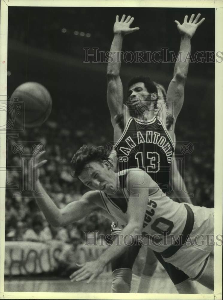 1982 Press Photo Rockets' Mike Dunleavy is fouled by Spurs' James Silas.- Historic Images