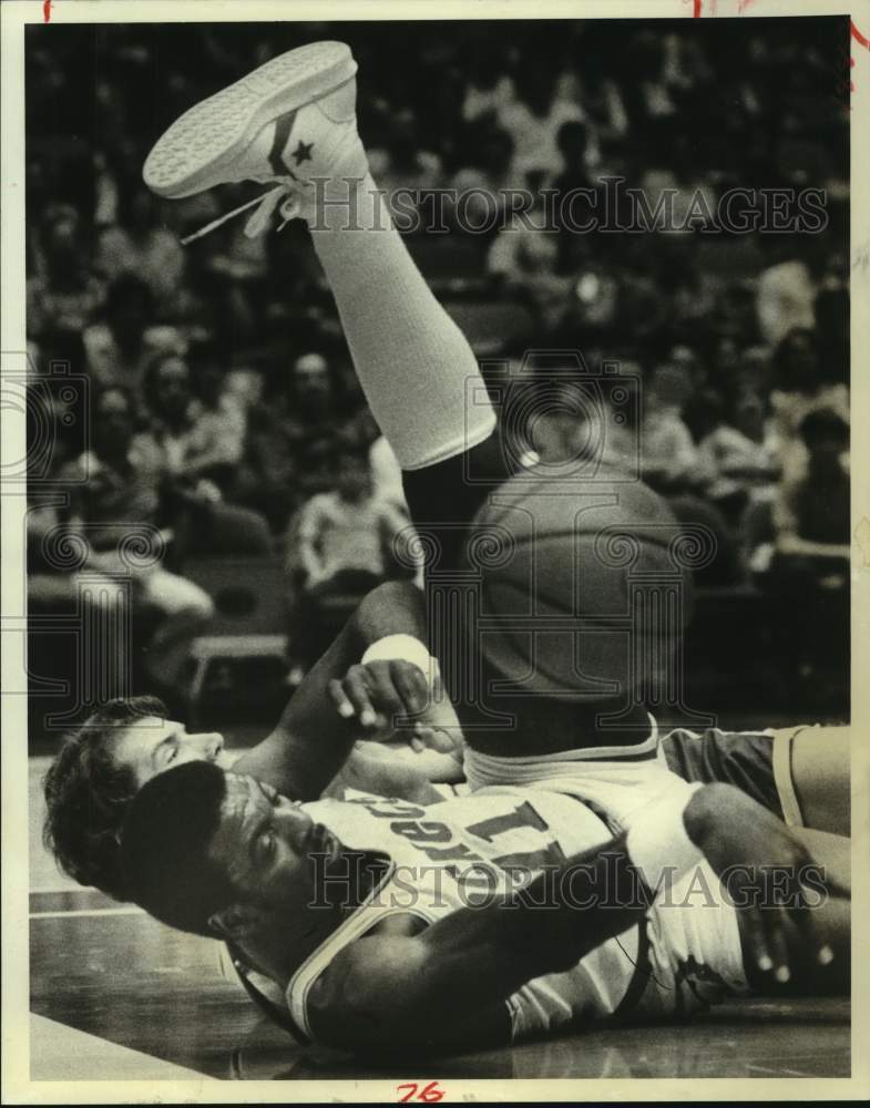 1982 Press Photo Kiki Vandewese and Jones hit the floor as ball bounces away.- Historic Images