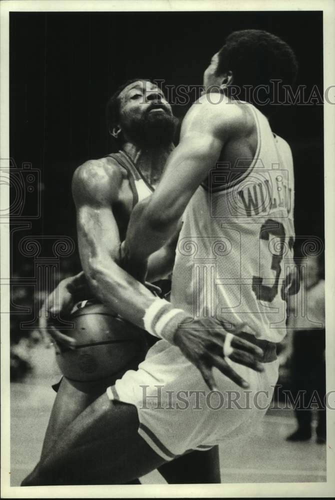 1982 Press Photo Rockets basketball players collide on the court during game.- Historic Images