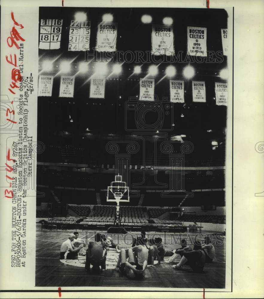 1981 Press Photo Rockets&#39; coach Del Harris has strategy session in Boston Garden- Historic Images