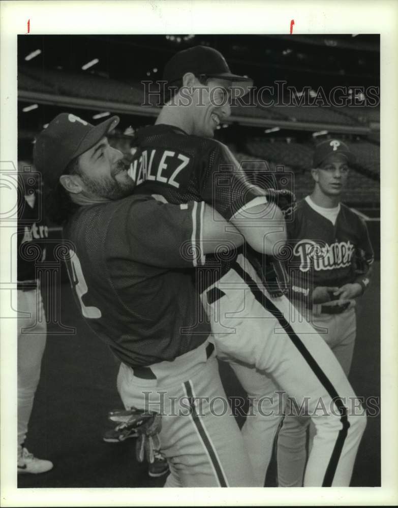 1993 Press Photo Former Astros Pete Incaviglia clowns with Astros&#39; Luis Gozalez.- Historic Images