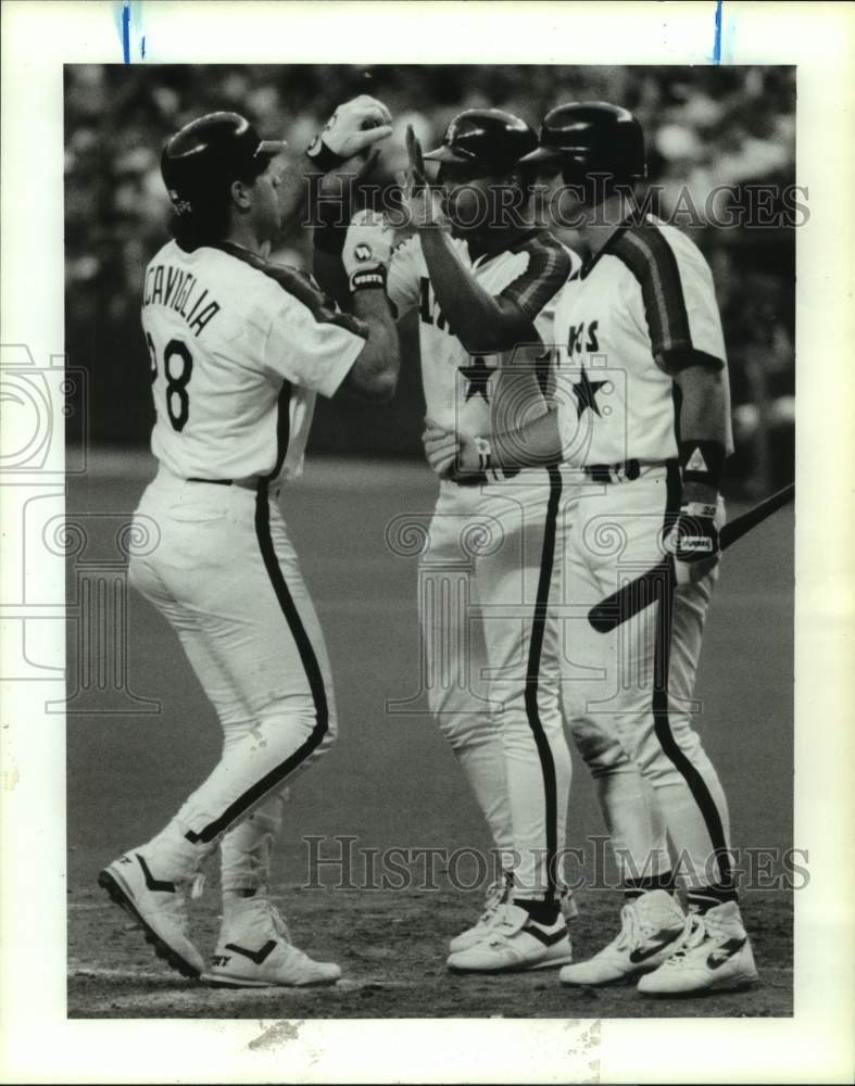 1992 Press Photo Pete Incaviglia is congratulated by Anthony and Tucker at home- Historic Images