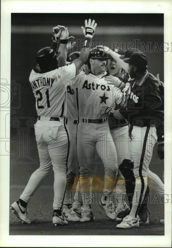 1992 Press Photo Astros Pete Incaviglia is congratulated by teammates after hit.- Historic Images