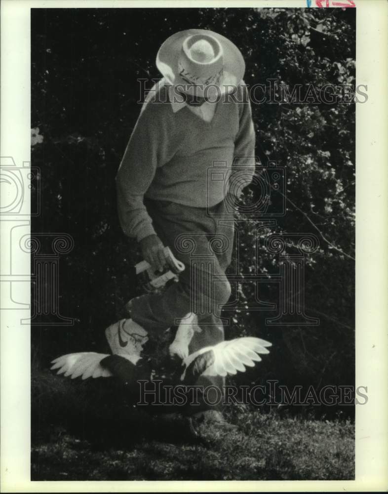 1989 Press Photo A golf fan is attacked by goose during tournament at Woodlands.- Historic Images