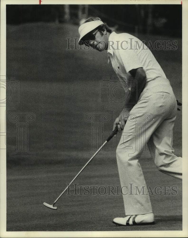 1975 Press Photo Pro golfer Joe Inman putts for birdie on 11th green ...