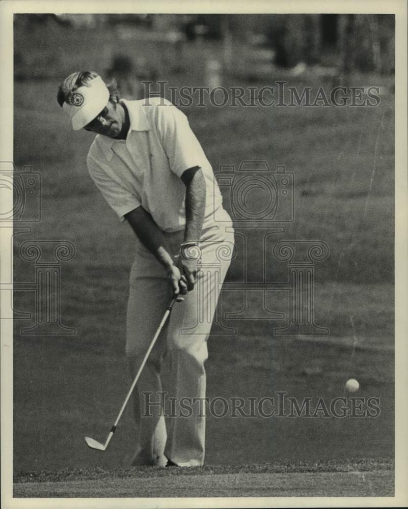 1974 Press Photo Pro golfer Joe Inman chips onto the 5th green from fringe.- Historic Images