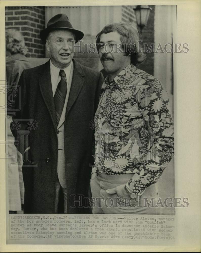 1974 Press Photo Jim &quot;Catfish&quot; Hunter talks with Dodgers manager Walter Alston.- Historic Images