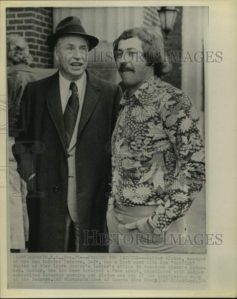 1974 Press Photo Jim "Catfish" Hunter talks with Dodgers manager Walter Alston.- Historic Images