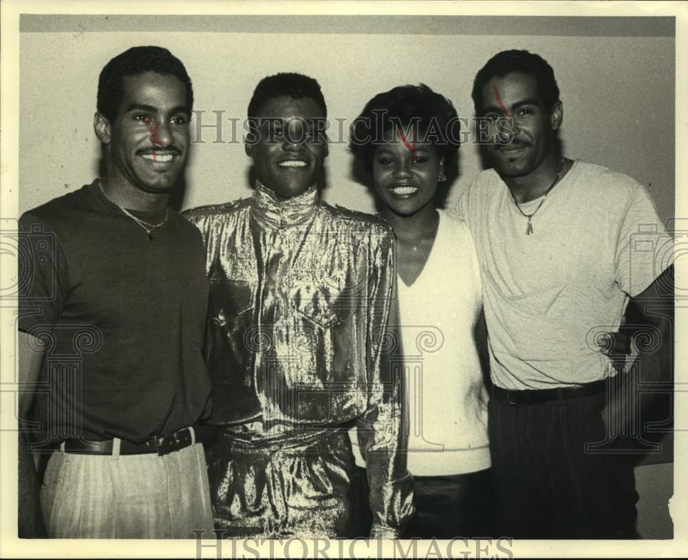 1985 Press Photo Sprinter Carl Lewis poses with model Roderick Falles.- Historic Images