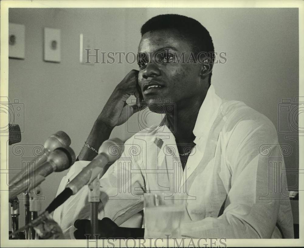 1984 Press Photo Sprint star Carl Lewis at press conference. - hcs12495- Historic Images