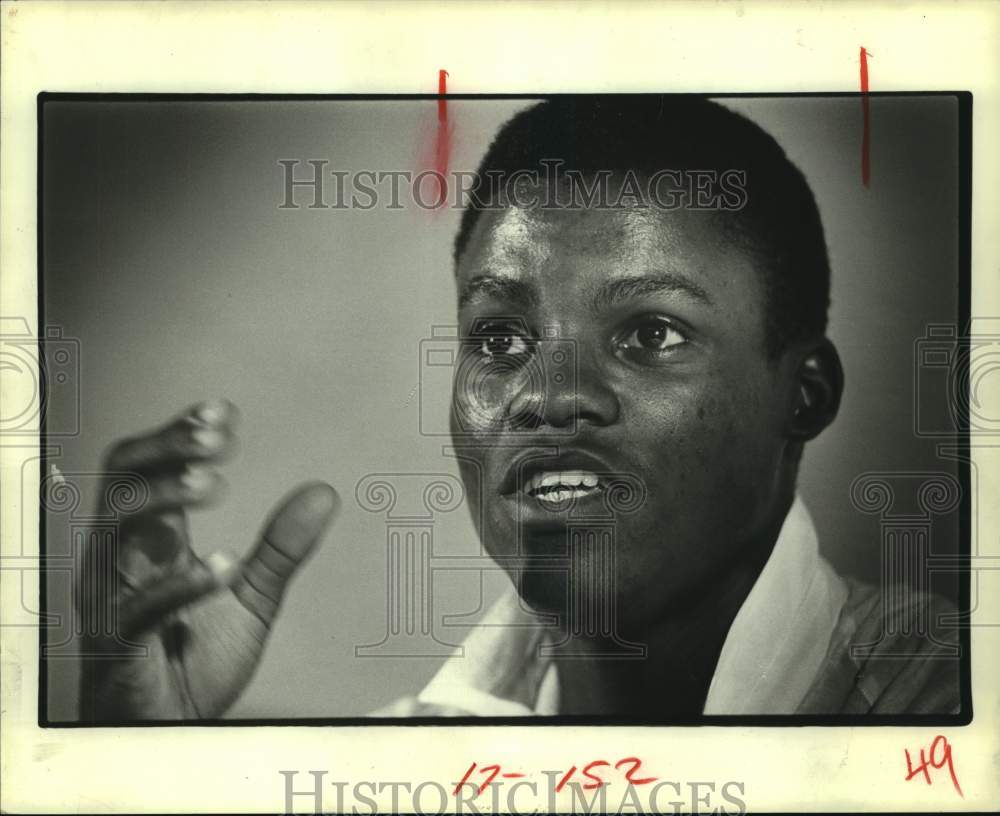 1984 Press Photo Sprint star Carl Lewis answers questions at press conference.- Historic Images