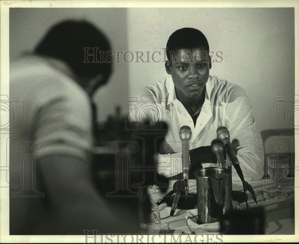 1984 Press Photo Track superstar Carl Lewis answers questions at news conference- Historic Images