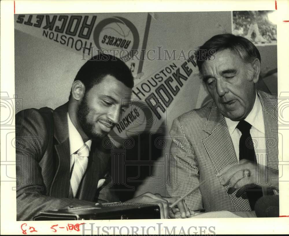 1980 Press Photo Rockets&#39; Allen Leavell inks new contract with Ray Patterson.- Historic Images