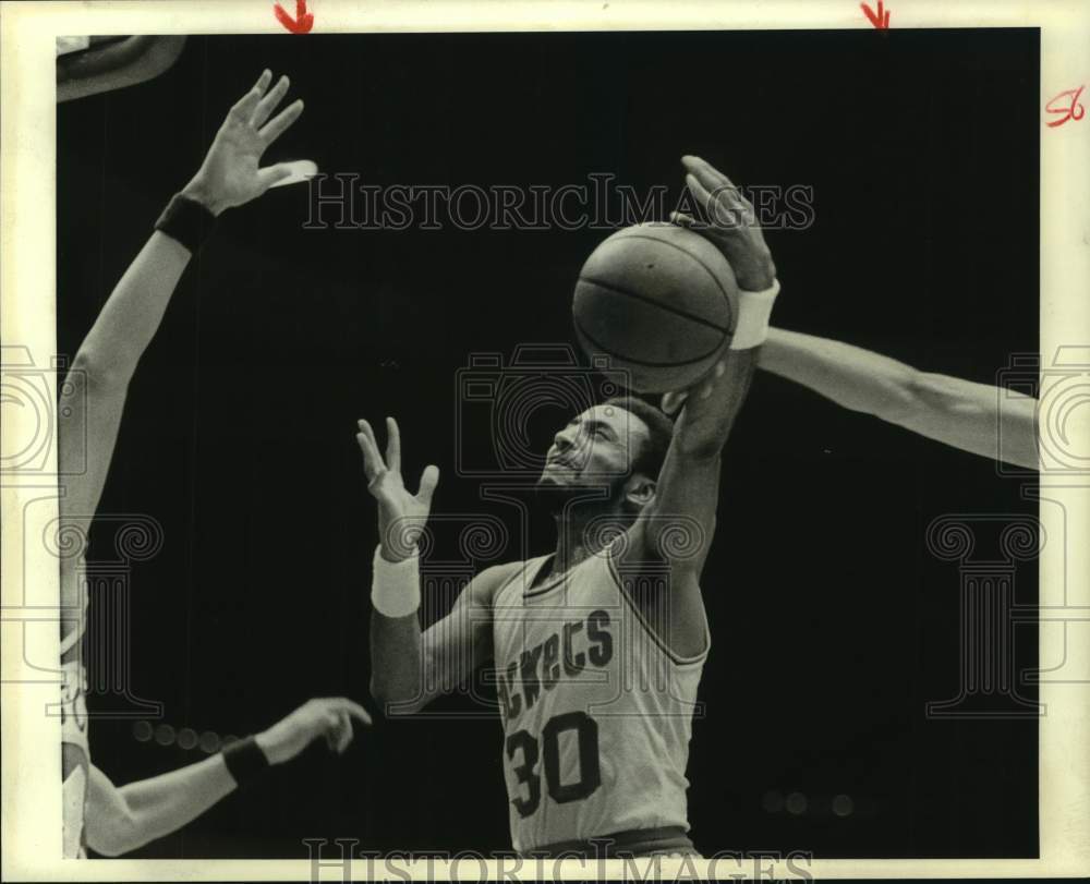 1982 Press Photo Rockets&#39; Allen Leavell is fouled in game against Supersonics.- Historic Images