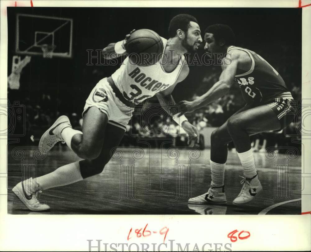 1982 Press Photo Rockets' Allen Leavell dribbles around Warriors' Mike Gale.- Historic Images