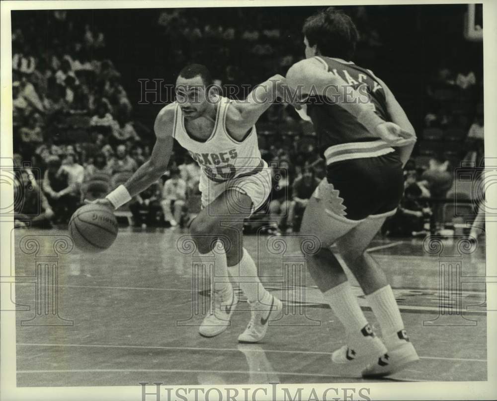 1984 Press Photo Rockets&#39; Allen Leavell drives past Sun&#39;s Kyle Macy. - hcs12508- Historic Images