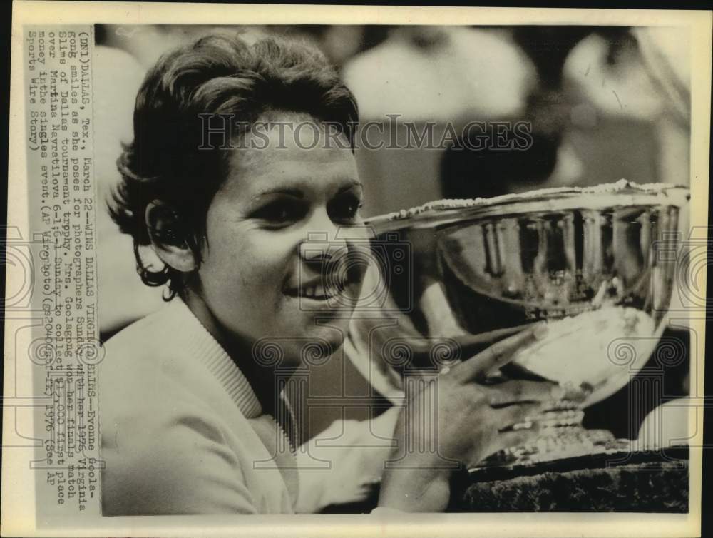 1976 Press Photo Evonne Goolagong poses with Virginia Slims of Dallas trophy.- Historic Images