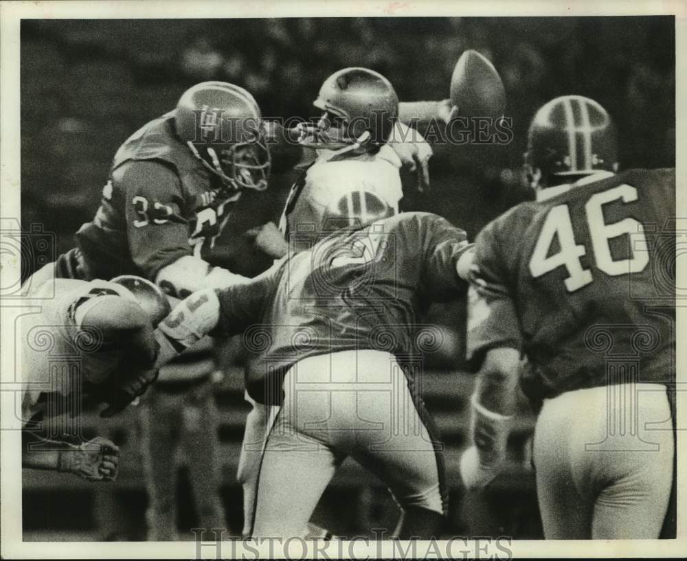 1975 Press Photo University of Houston pass rush gets to Tulsa quarterback.- Historic Images