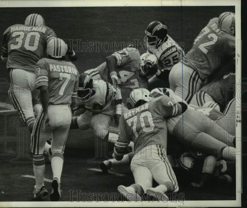 1975 Press Photo Oilers&#39; Don Hardeman goes around left end for touchdown.- Historic Images