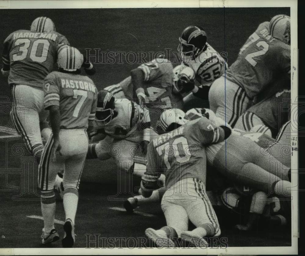 1975 Press Photo Oilers' Don Hardeman goes around left end for ...