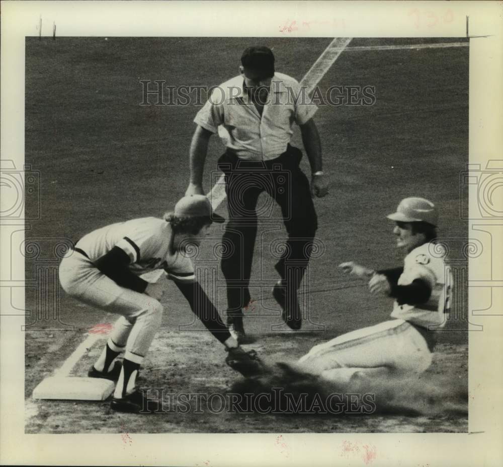 1975 Press Photo Astros Greg Gross out at third, tagged by Pirates Richie Hebner- Historic Images