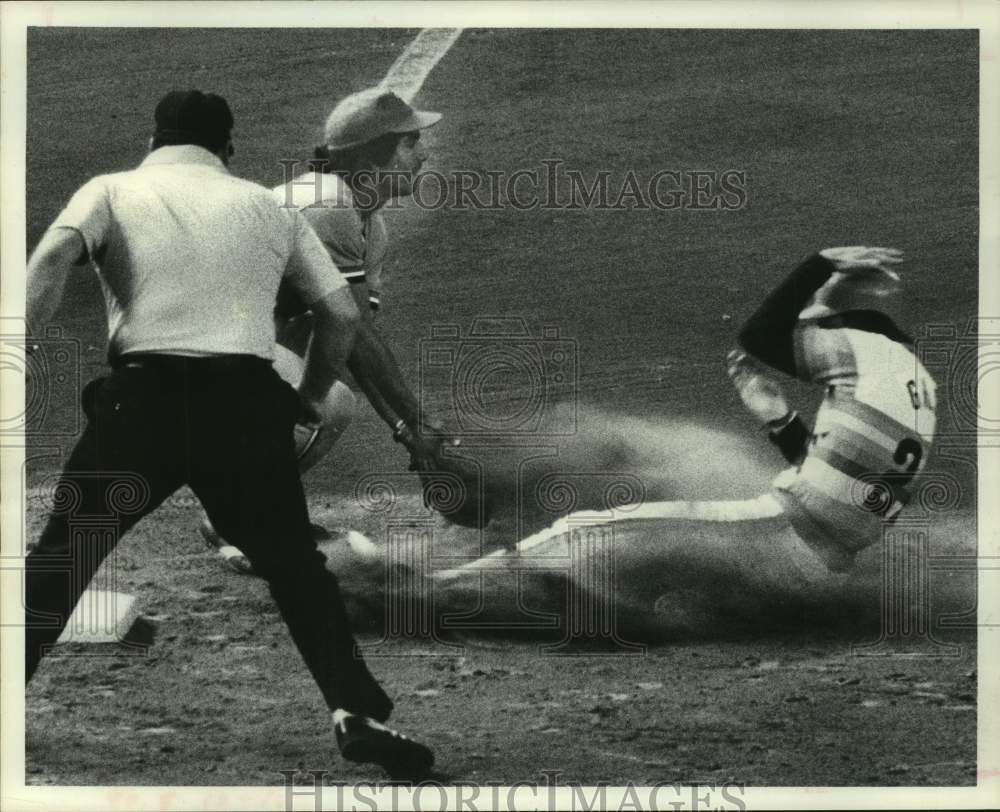 1976 Press Photo Astros&#39; Greg Gross is safe as Cardinals&#39; Hector Cruz misses tag- Historic Images