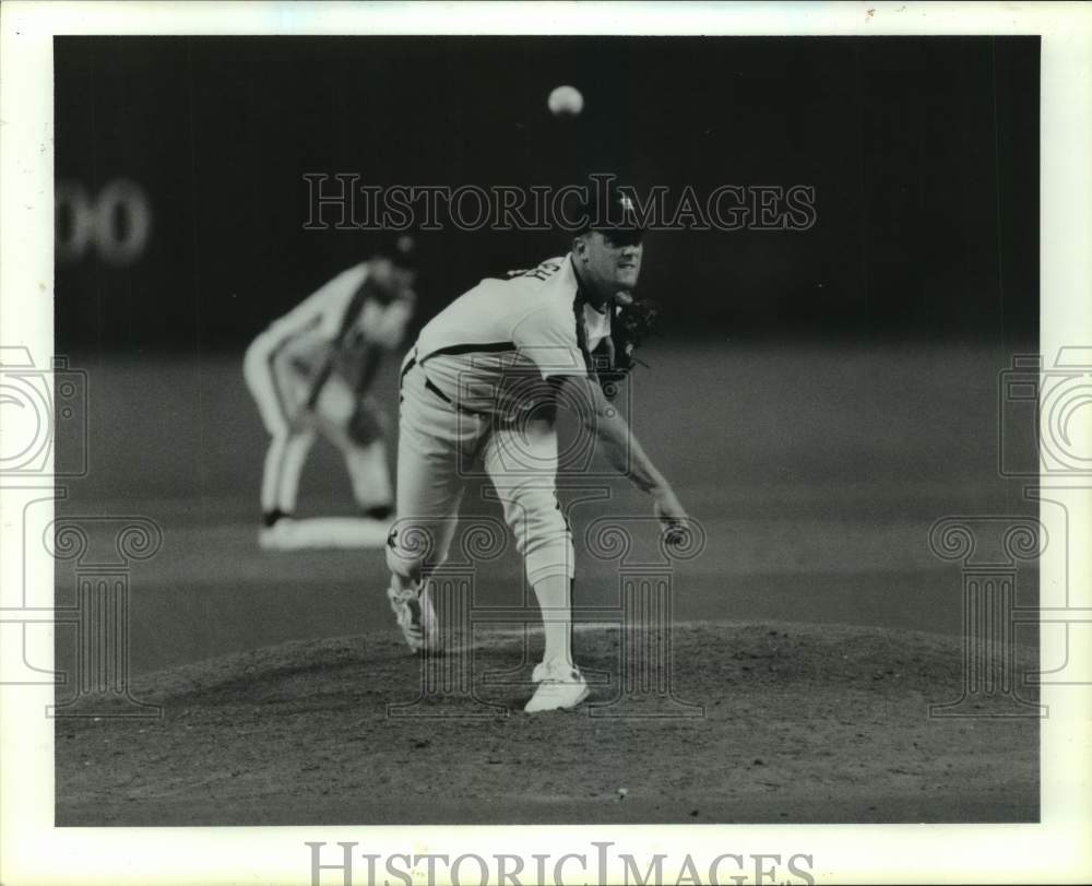 1991 Press Photo Astros pitcher Pete Harnisch fires ball toward the plate.- Historic Images