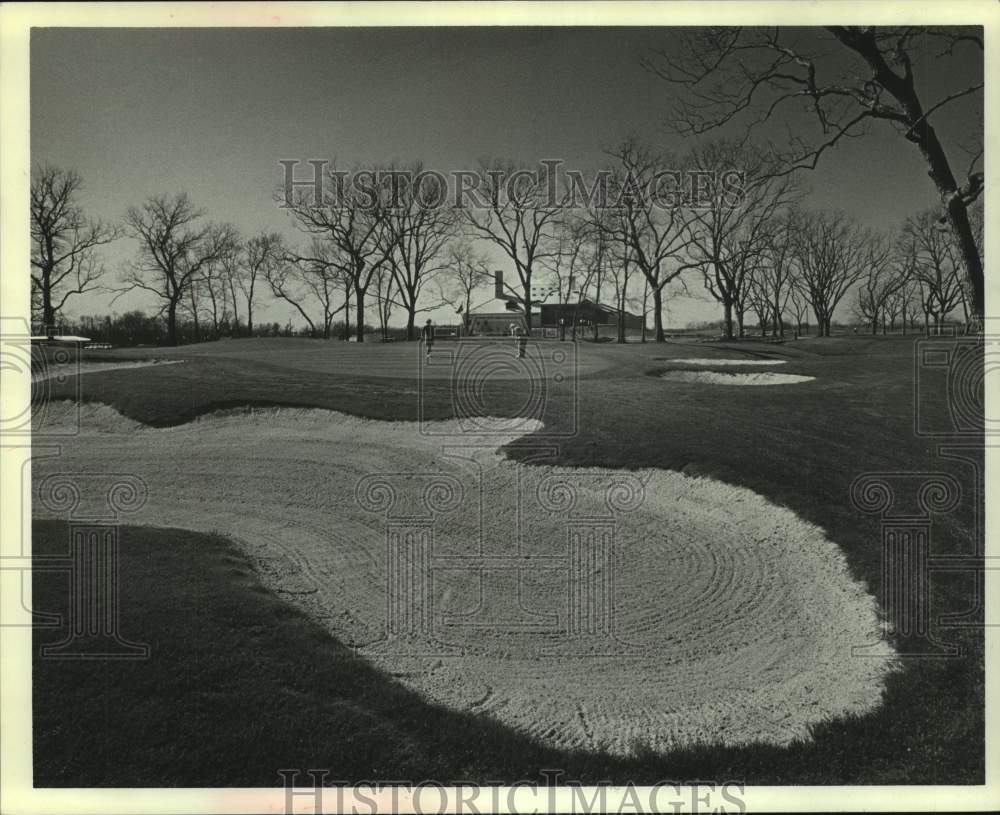 1983 Press Photo Partlow and Allbritton-Craig putt on 18 at Sweetwater Golf Club- Historic Images