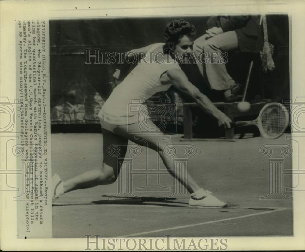 1975 Press Photo Pro tennis player Evonne Goolagong hits backhand at US Open.- Historic Images