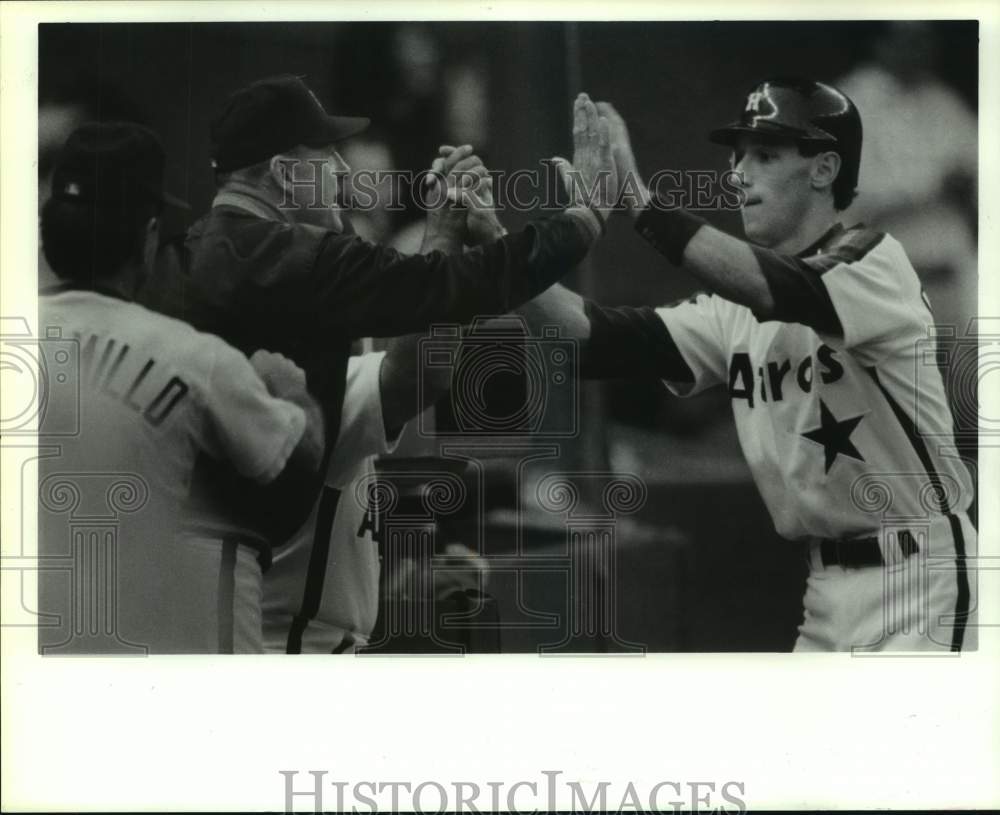 1993 Press Photo Astros&#39; Luis Gonzalez is high fived by manager Art Howe.- Historic Images