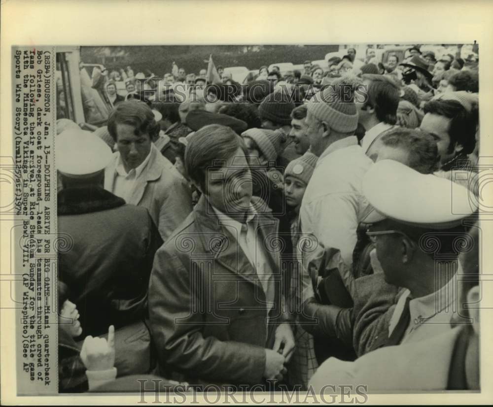 1974 Press Photo Miami quarterback Bob Griese, teammates arrive for Super Bowl.- Historic Images