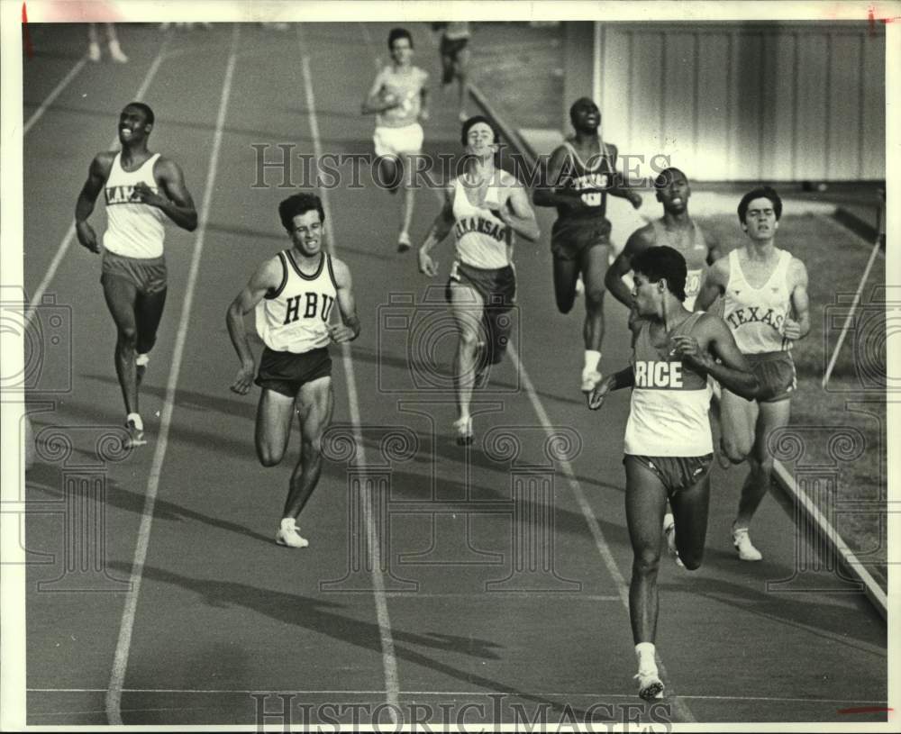 1985 Press Photo Rice University&#39;s Gawain Guy wins 800 meter heat at Rice Meet.- Historic Images