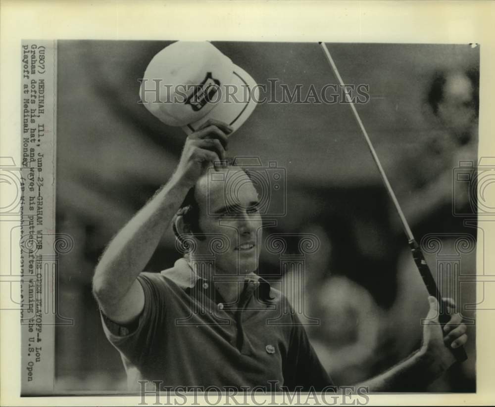 1975 Press Photo Golfer Lou Graham waves to crowd after winning U.S. Open.- Historic Images