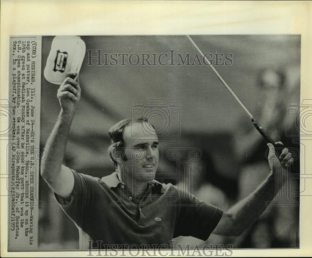 1975 Press Photo Golfer Lou Graham waves to crowd after winning U.S. Open.- Historic Images