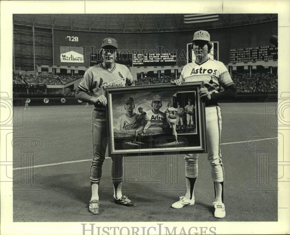 1979 Press Photo Ken &amp; Bob Forsch hold painting as first sibling no-hit pitchers- Historic Images