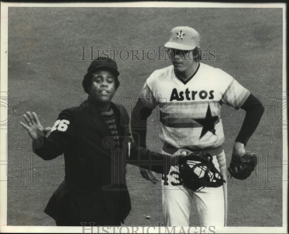 1977 Press Photo Astros pitcher Ken Forsch draws warning from umpire Eric Gregg- Historic Images