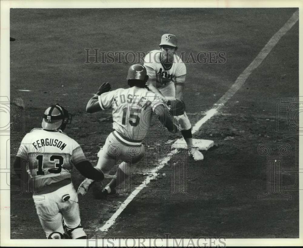 1977 Press Photo Reds' Foster is caught in rundown by Astros' Metzger, Ferguson.- Historic Images