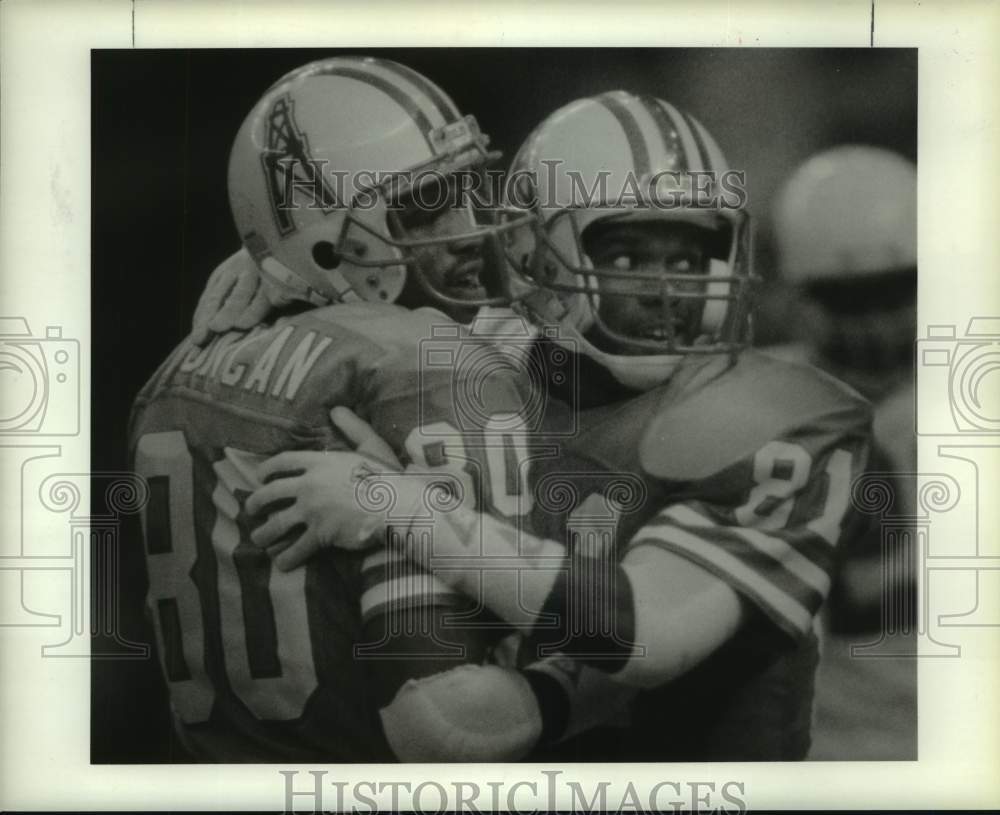 1988 Press Photo Oilers Ernest Givins is congratulated by Curtis Duncan after TD- Historic Images