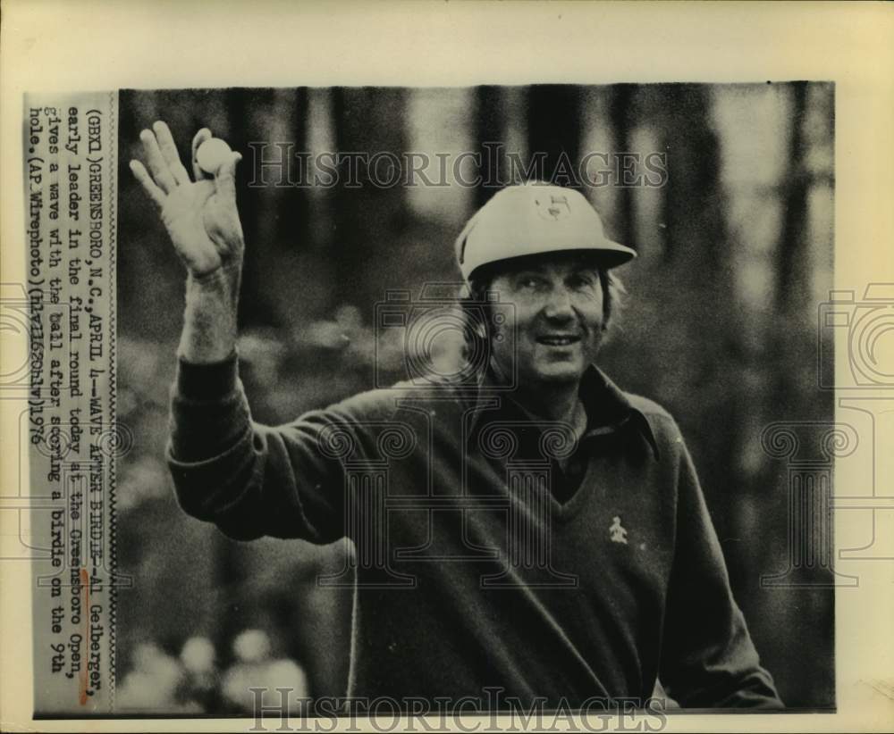 1976 Press Photo Al Geiberger waves to crowd after birdie at Greensboro Open.- Historic Images