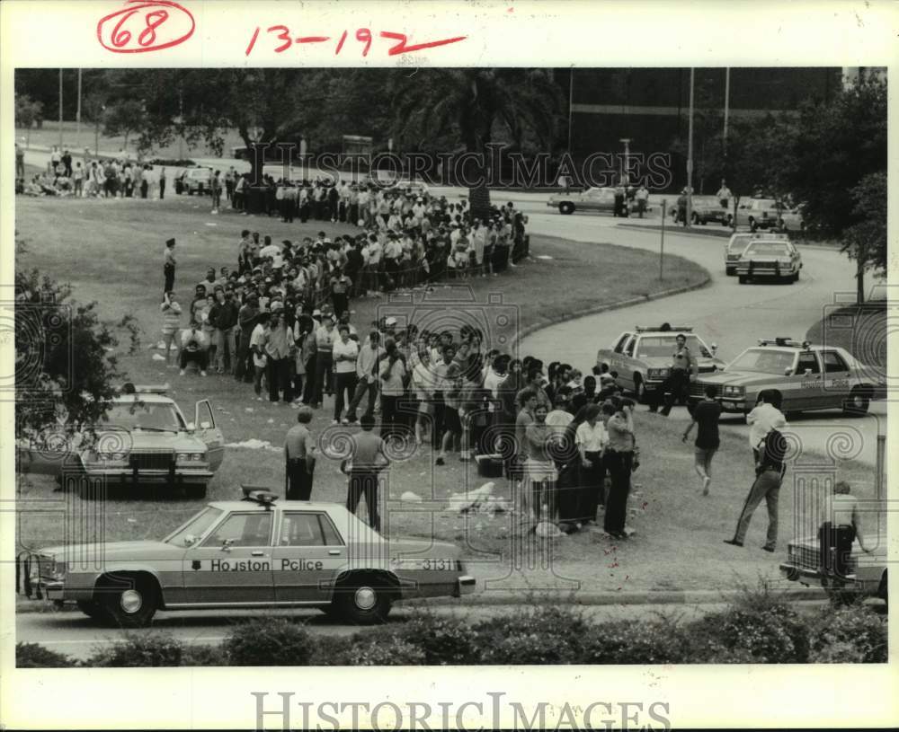 1986 Press Photo Police line up fans at The Summit trying to buy playoff tickets- Historic Images