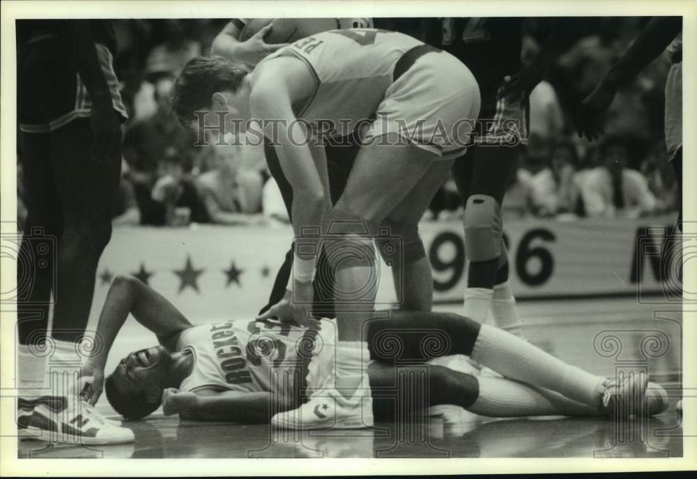 1986 Press Photo Rockets&#39; Petersen check on Reid after injury in 2nd half.- Historic Images