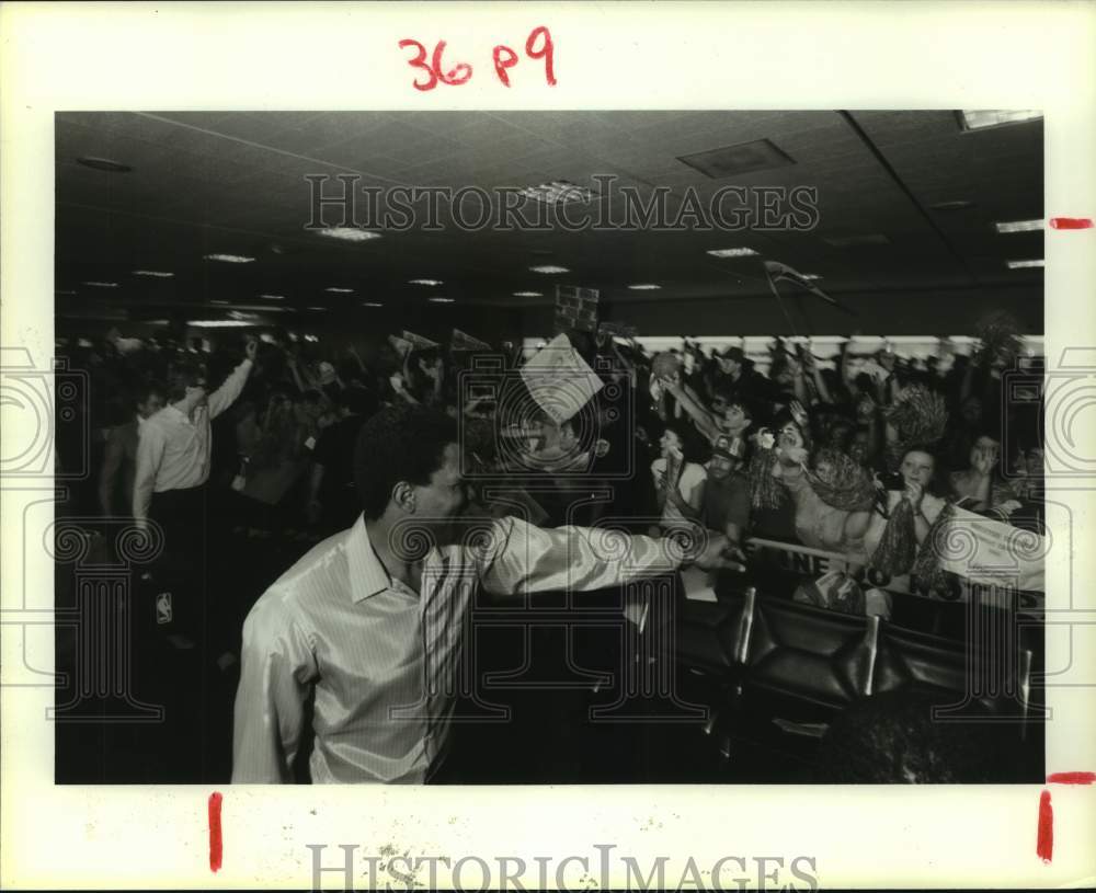 1986 Press Photo Rockets&#39; guard Robert Reid waves to the crowds upon return home- Historic Images