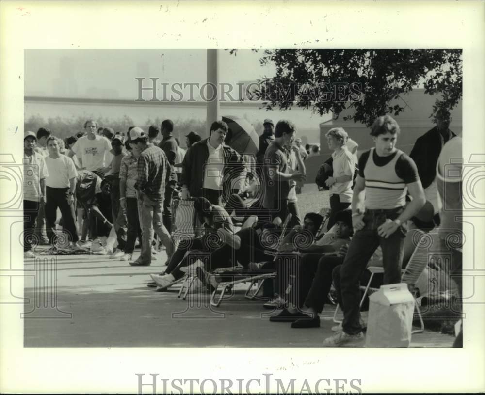 1986 Press Photo Rockets&#39; fans line up to buy playoff tickets at the Astrodome.- Historic Images