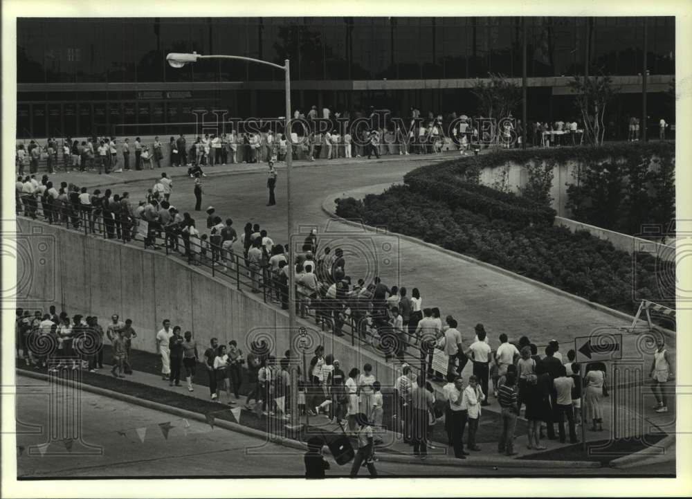 1986 Press Photo Rockets basketball fans line up to buy playoff tickets, Houston- Historic Images