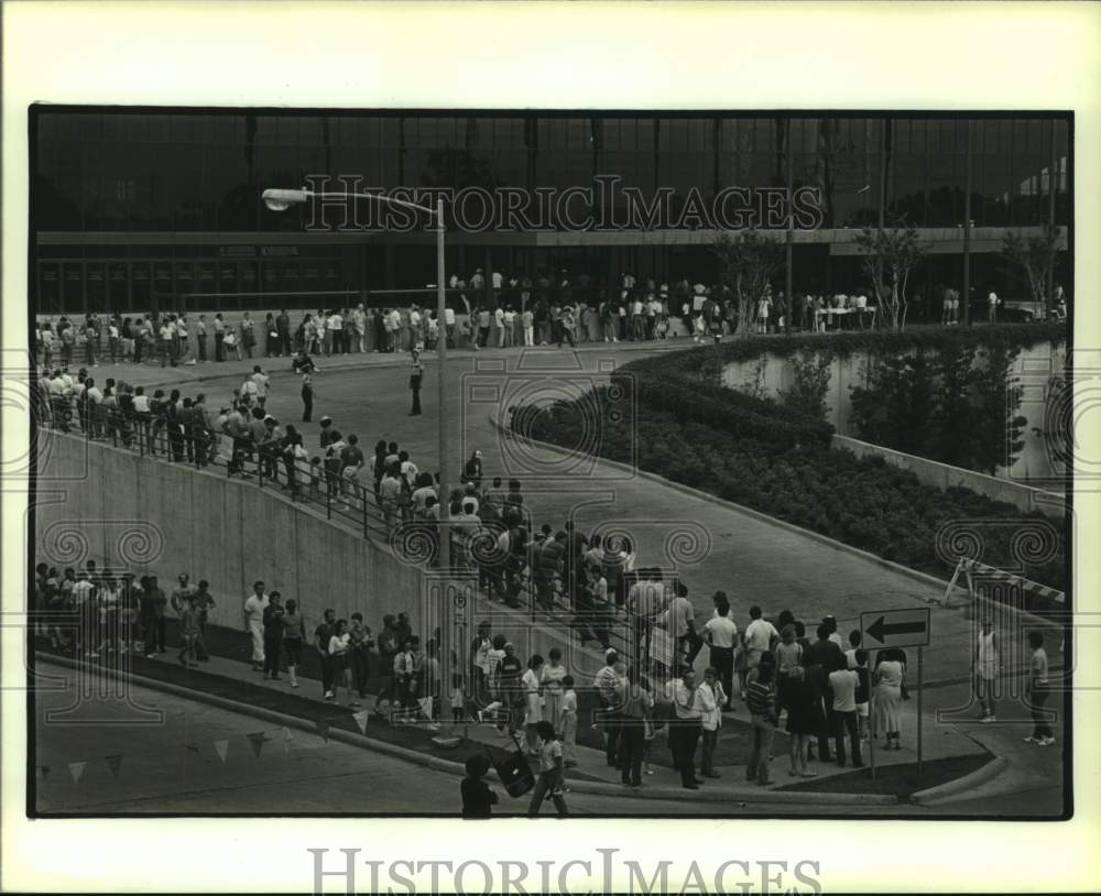 1986 Press Photo Houston Rockets fans line up to buy playoff tickets.- Historic Images