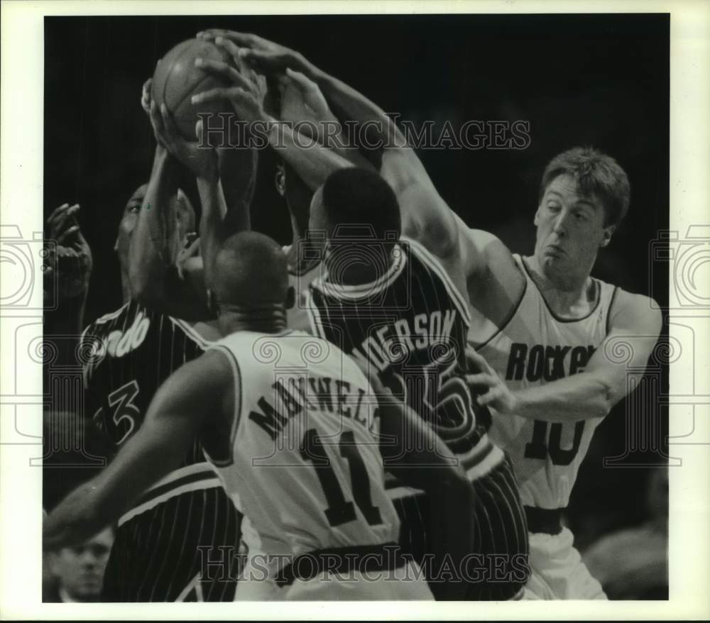 1990 Press Photo Rockets Wood fights Orlando's Anderson and Catledge for ball.- Historic Images